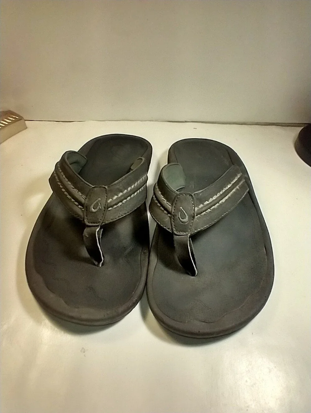 OluKai Hokua Black Flip Flop Sandals Men's sz 12